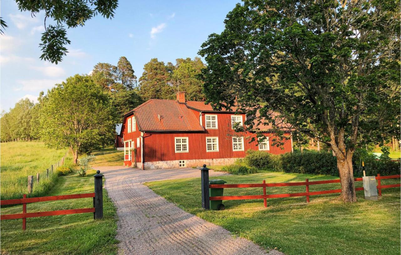 Nice Home In Mantorp With Kitchen Exteriér fotografie